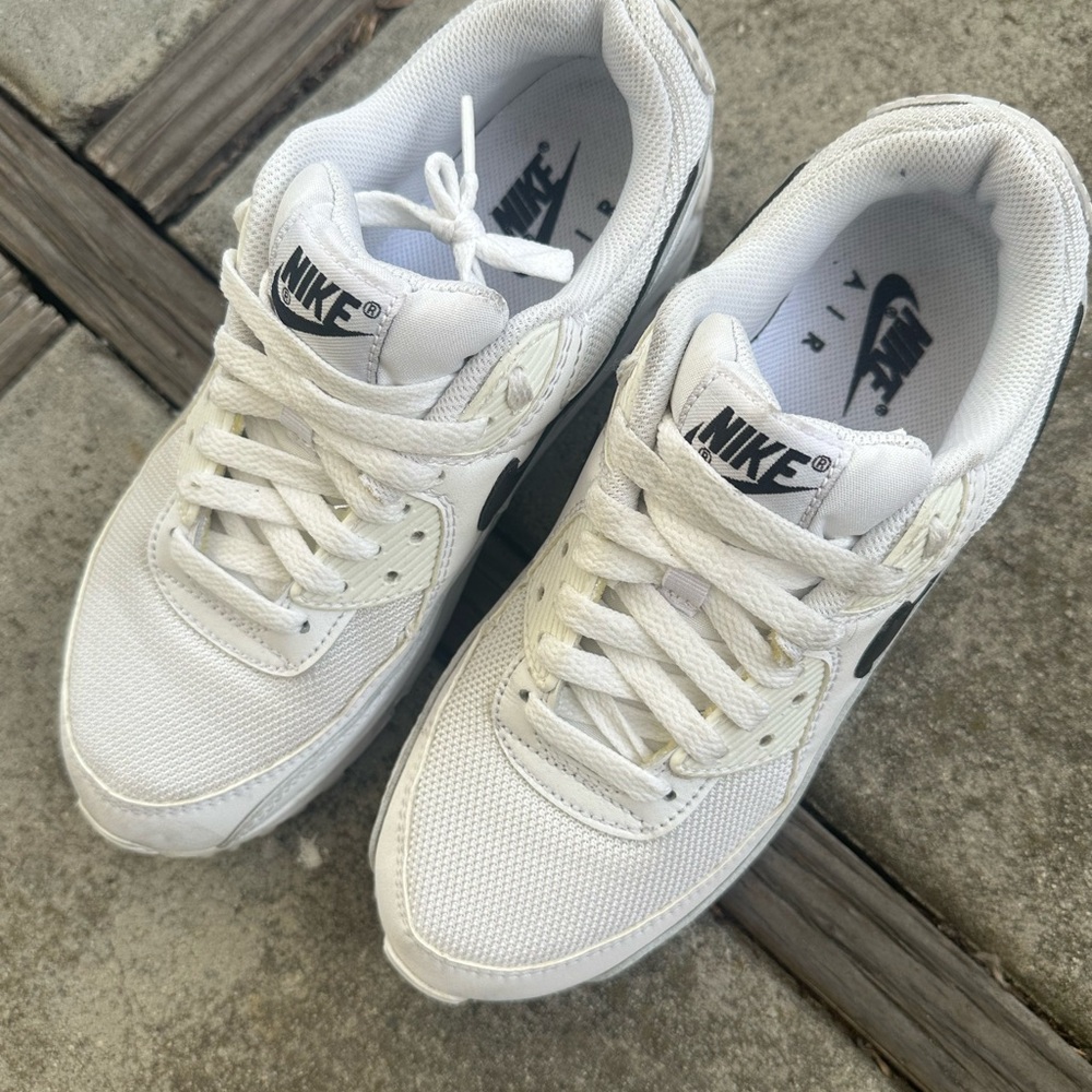 Nike Air Max 90 Sneaker in size W8